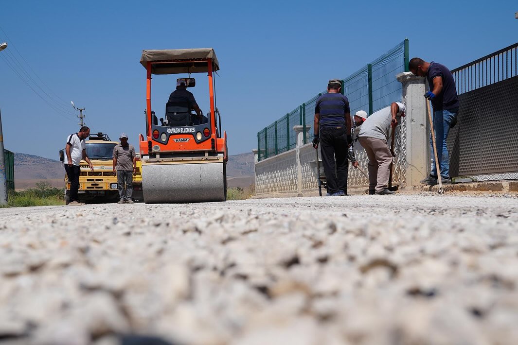Bolvadin'de Asfalt Sezonu Başladı: 10 Bin Metrekarelik Alan Yenileniyor!